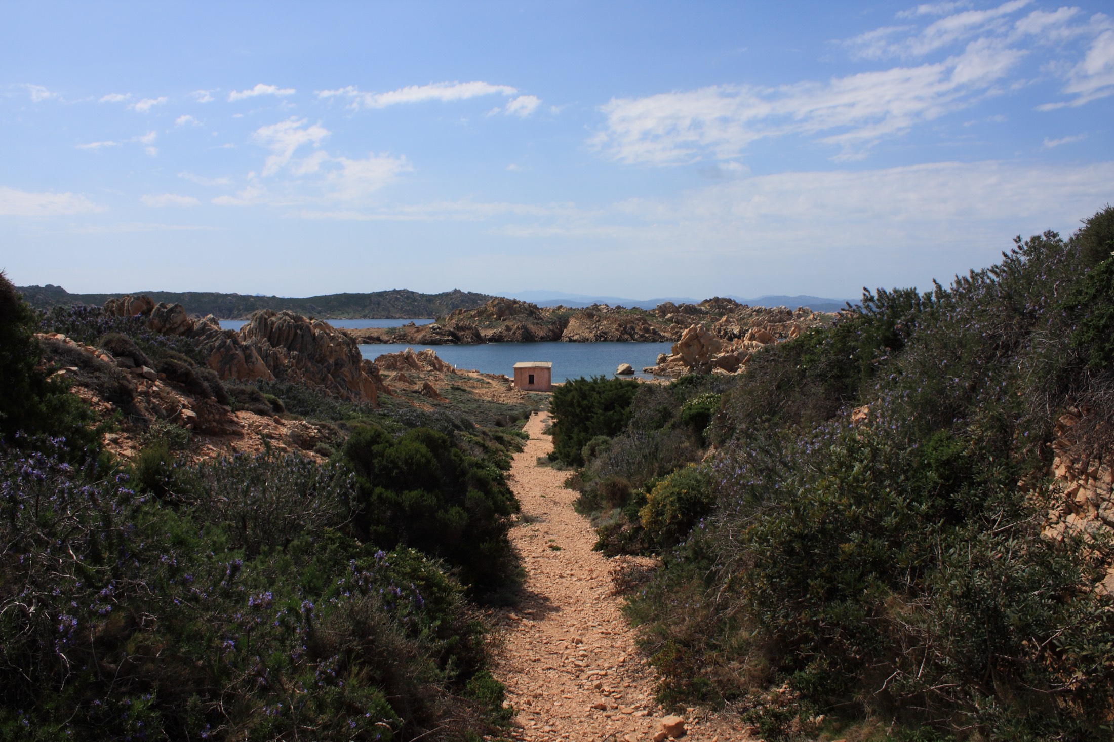 Acqua turchese e rocce dell'Arcipelago